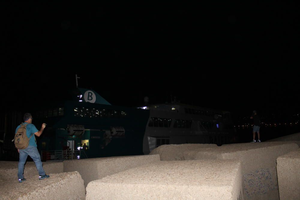 Un ferry con 400 pasajeros encalla en el puerto de Dénia