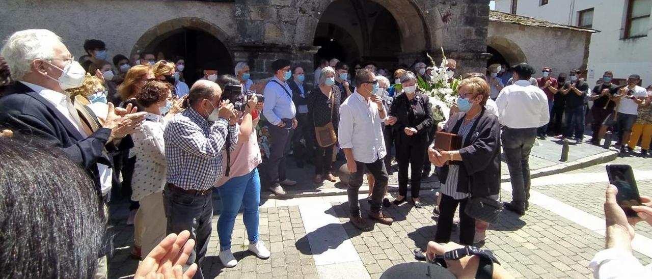 La familia, con las cenizas de Pepe el Ferreiro, recibiendo los aplausos de los vecinos.