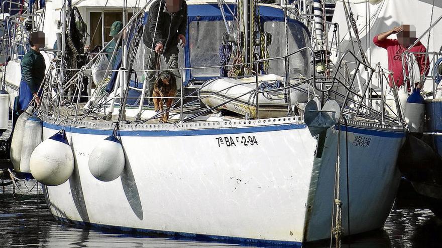 La Guardia Civil buscó con perros adiestrados las sustancias estupefacientes ocultas en el barco.