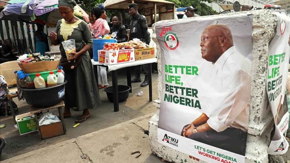 Póster electoral de Atiku Abubakar, líder del Partido Popular Democrático, en Lagos, Nigeria.