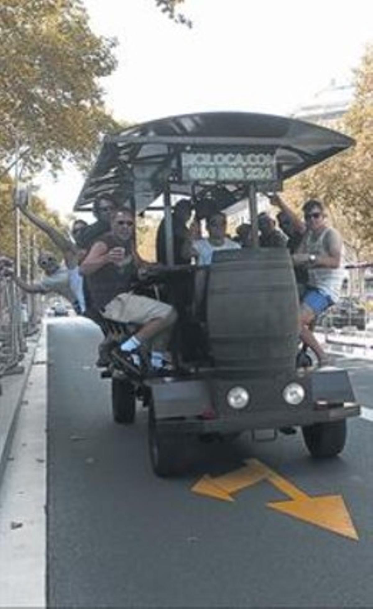 Un vehicle de Biciloca, dilluns passat, al passeig de Sant Joan.