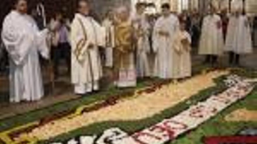 La pluja obliga a fer la Processó de Corpus dins de la Catedral