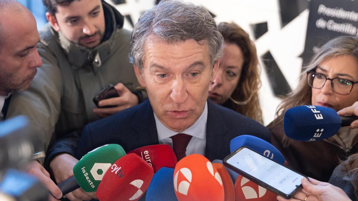 El presidente del PP, Alberto Núñez Feijóo, durante un desayuno informativo organizado por La Razón.