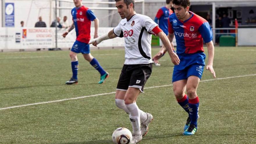 Armando Invernón controla el balón ante el azulgrana San Eloy en el derbi que cantaron el alirón en 2012.