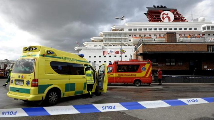 El crucero de bandera maltesa &quot;M/S Zenith&quot;, anclado en el puerto de Estocolmo (Suecia), tuvo que ser evacuado hoy, martes 18 de agosto, al detectarse un incendio en una de sus cubiertas.