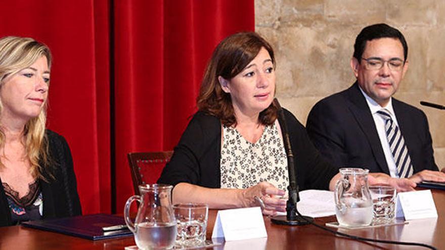 Patricia Gómez, Francina Armengol y Óscar Ortega, ayer, en Palma.