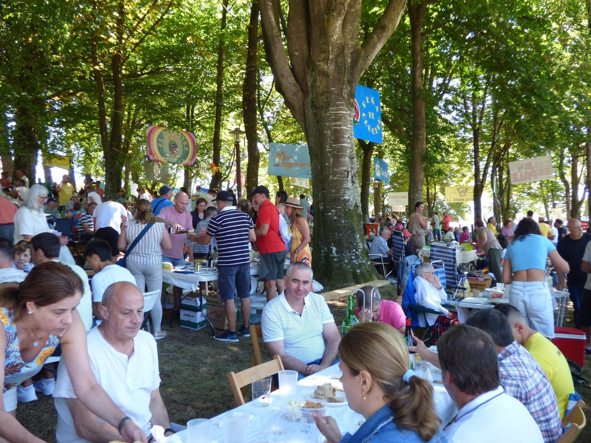 Los romeros llenan el campo de San Roque en el día del bollo
