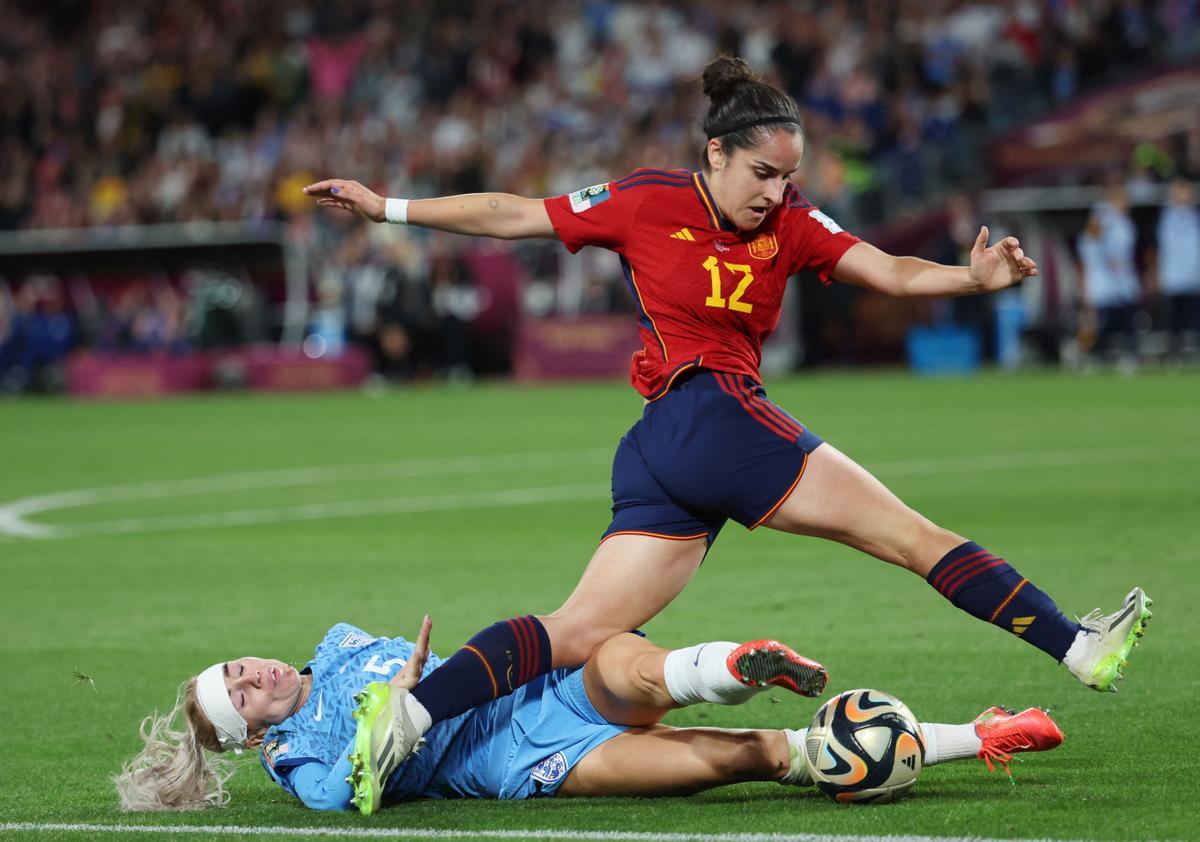   Alex Greenwood obstruye la acción de la española Oihane Hernandez  