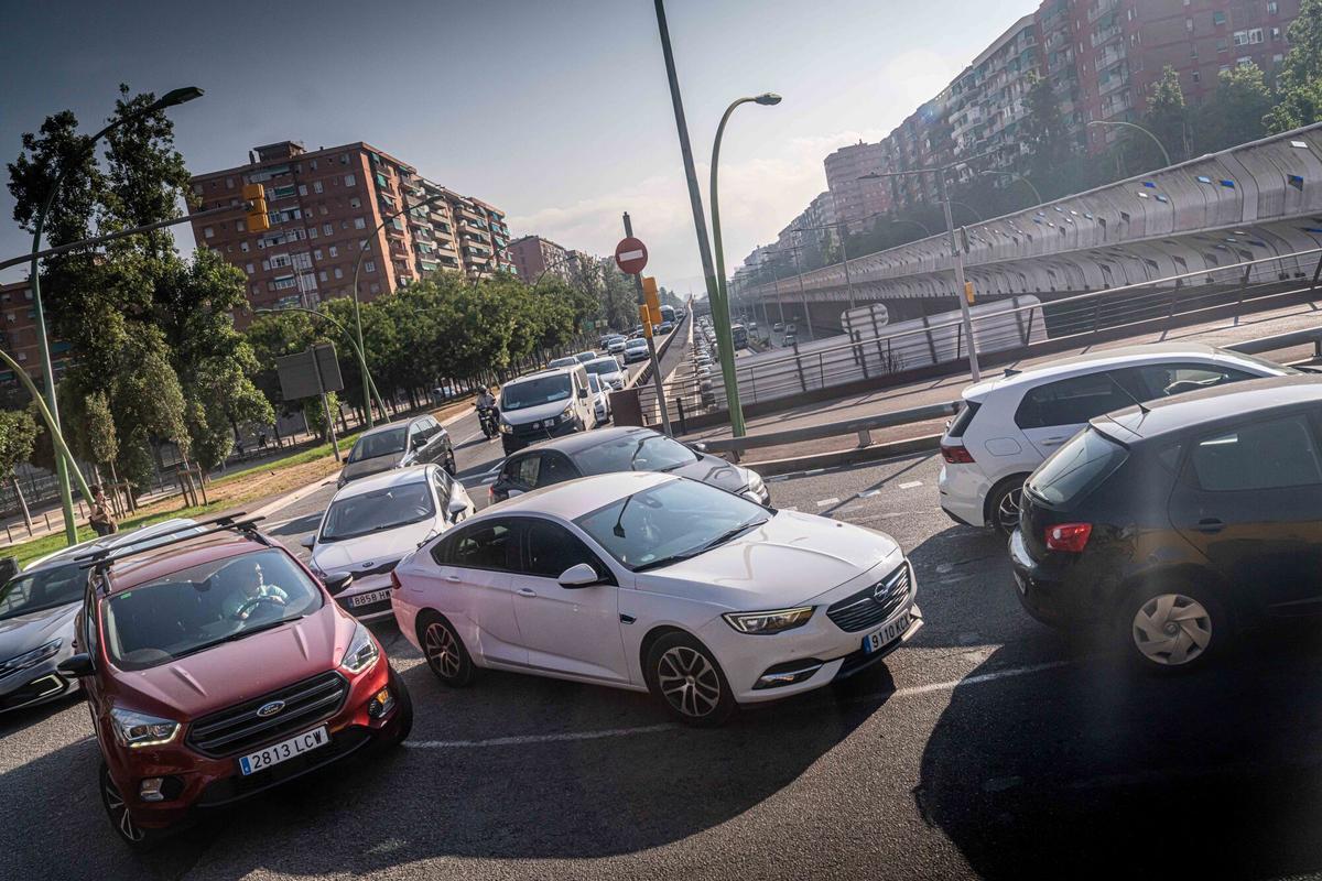 Barcelona estudia instalar una cámara y otras medidas de seguridad vial en el cruce del lado montaña de la Gran Via de les Corts Catalanes con la calle Selva de Mar, el punto donde se registró el mayor número de accidentes de tráfico de la ciudad durante el pasado año. Movilidad. A 2 de julio de 2026. Barcelona. AUTOR: MANU MITRU | EPC