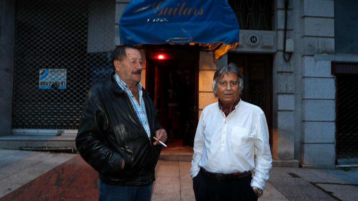 Carlos López (derecha), el gerente del local, junto a Jesús Boullosa, uno de sus amigos íntimos