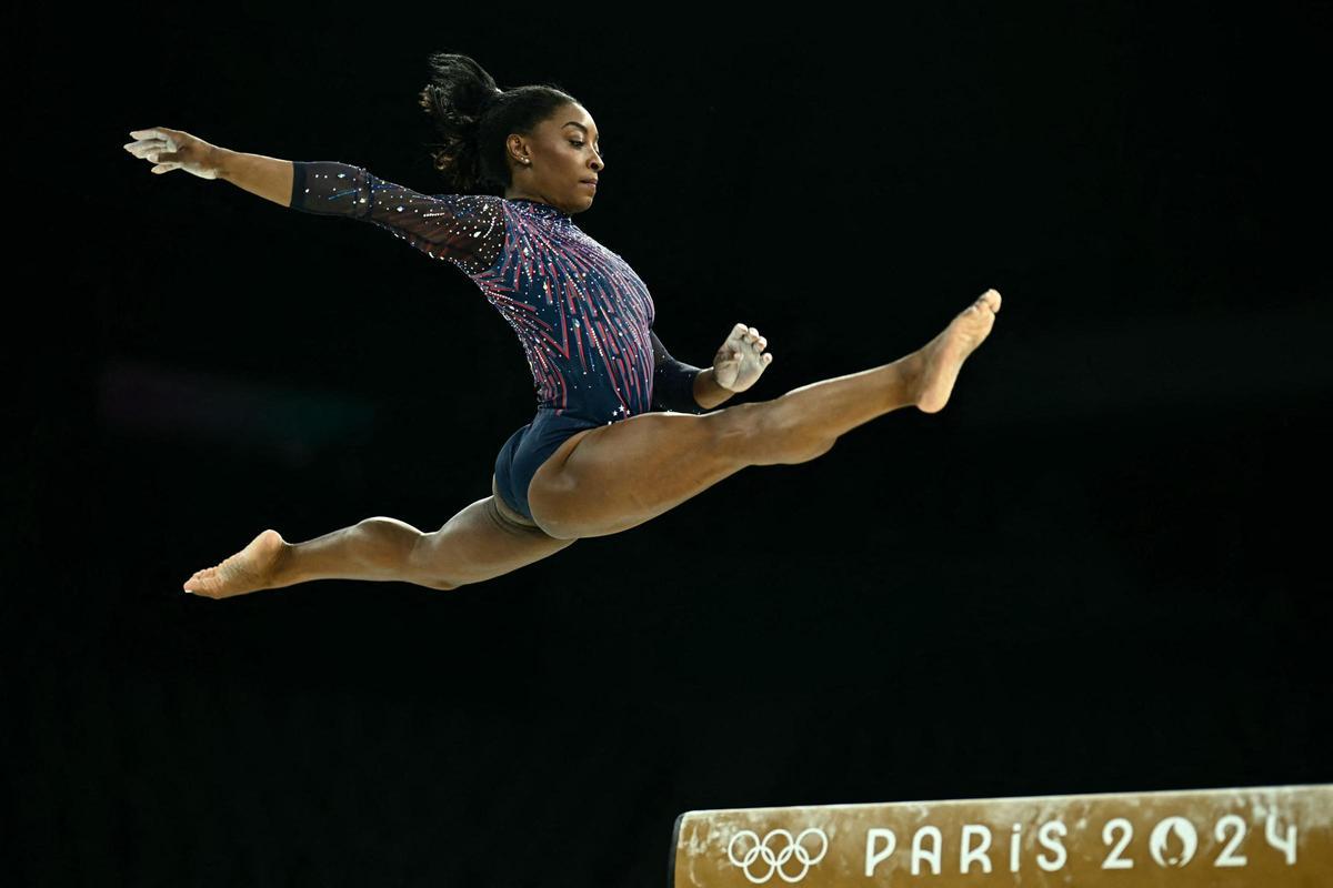 La gimnasta estadounidense Simone Biles se ejercita en la barra antes del inicio de la competición en Paris 2024
