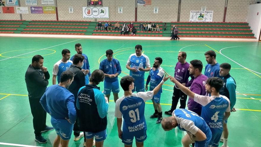 Jugadores del Dental Clinic Ciudad de Villafranca antes del partido ante Dragones Cáceres.