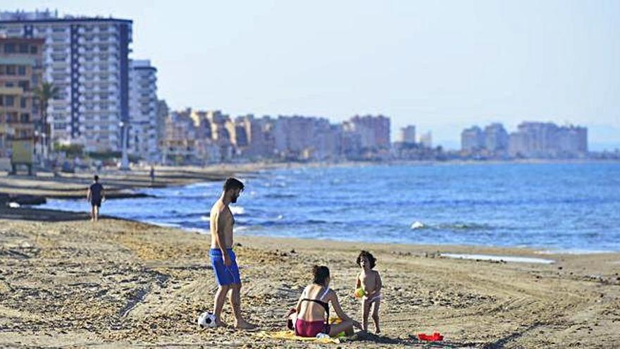 Una familia en la playa de Cabo de Palos.