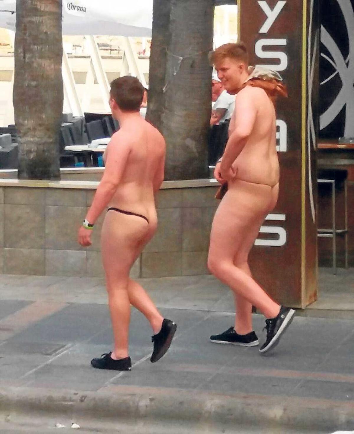 Estos dos turistas semidesnudos fueron denunciados por la Policía.
