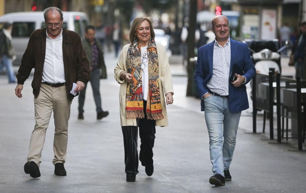 Mercedes Fernandez vota en la sede regional del PP.