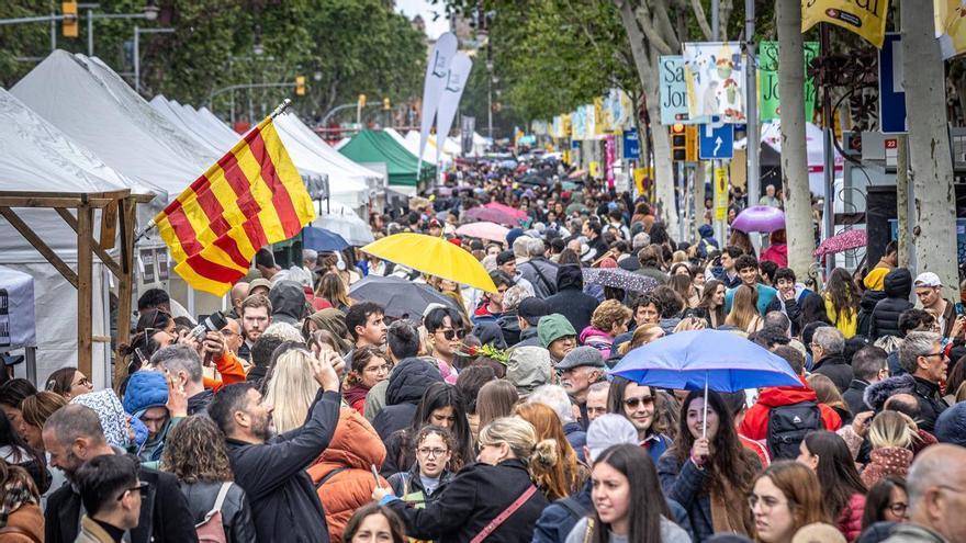 Sant Jordi, &quot;un oasis en un desierto apocalíptico&quot;, sortea la lluvia en una nueva diada multitudinaria