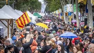 Sant Jordi, "un oasis en un desierto apocalíptico", sortea la lluvia en una nueva diada multitudinaria