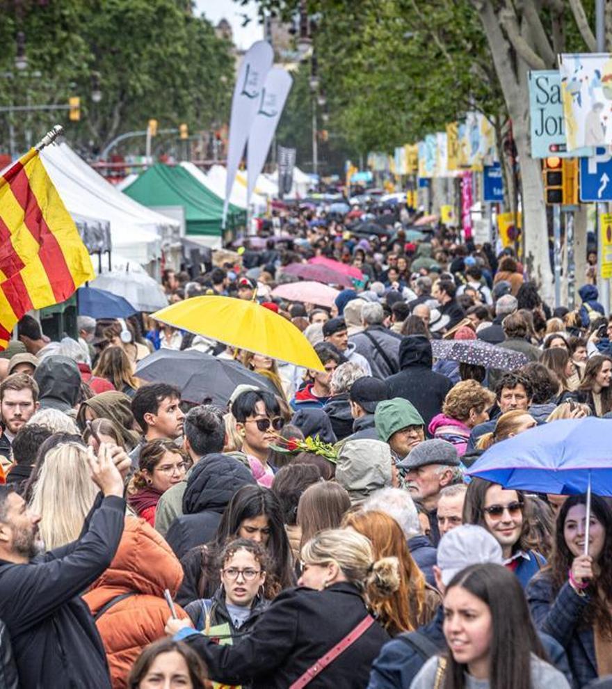 Sant Jordi, &quot;un oasis en un desierto apocalíptico&quot;, sortea la lluvia en una nueva diada multitudinaria