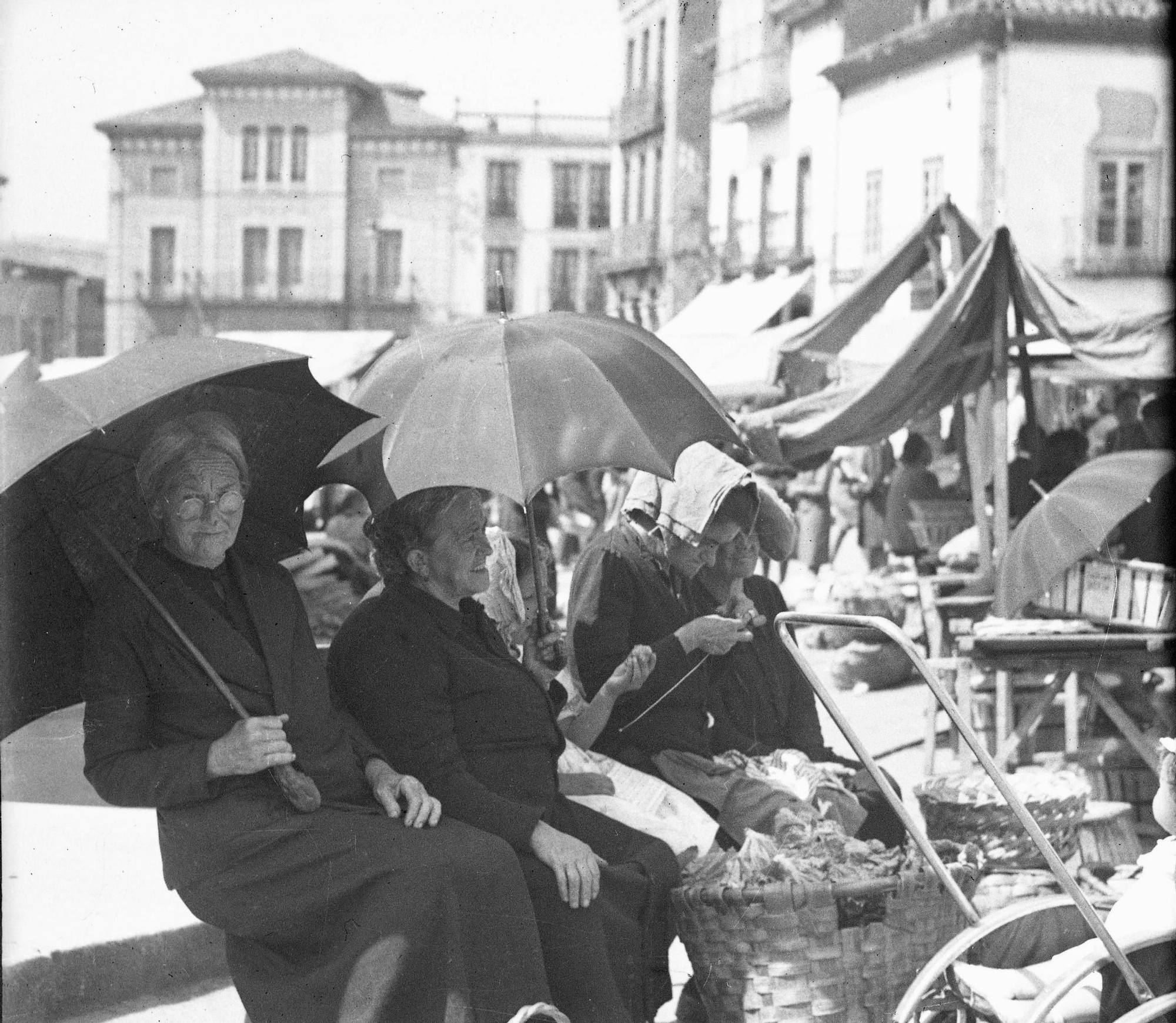 Vendedoras en el mercado de Pravia protegiéndose del sol. h. 1945. Col. Muséu del Pueblu d’Asturies