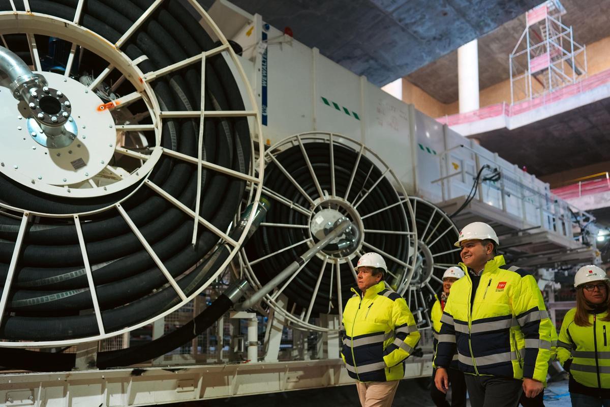 El consejero de Vivienda, Transportes e Infraestructuras de la Comunidad de Madrid, Jorge Rodrigo, visita la futura estación de Metro de Comillas, con la tuneladora 'Mayrit'.
