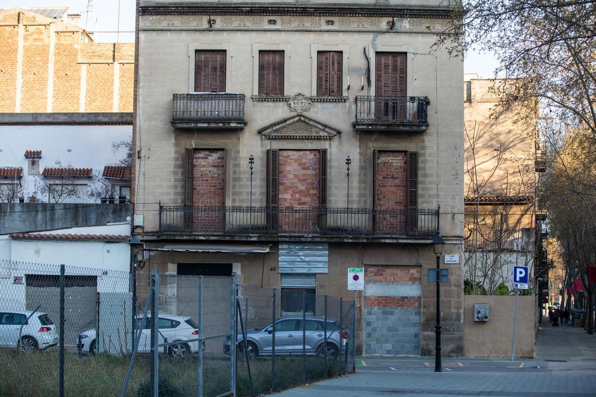 La casa de la calle Montnegre, en el Camp de la Creu, que el Ayuntamiento de Barcelona derribará.
