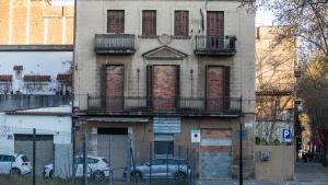 La casa de la calle Montnegre, en el Camp de la Creu, que el Ayuntamiento de Barcelona derribará.
