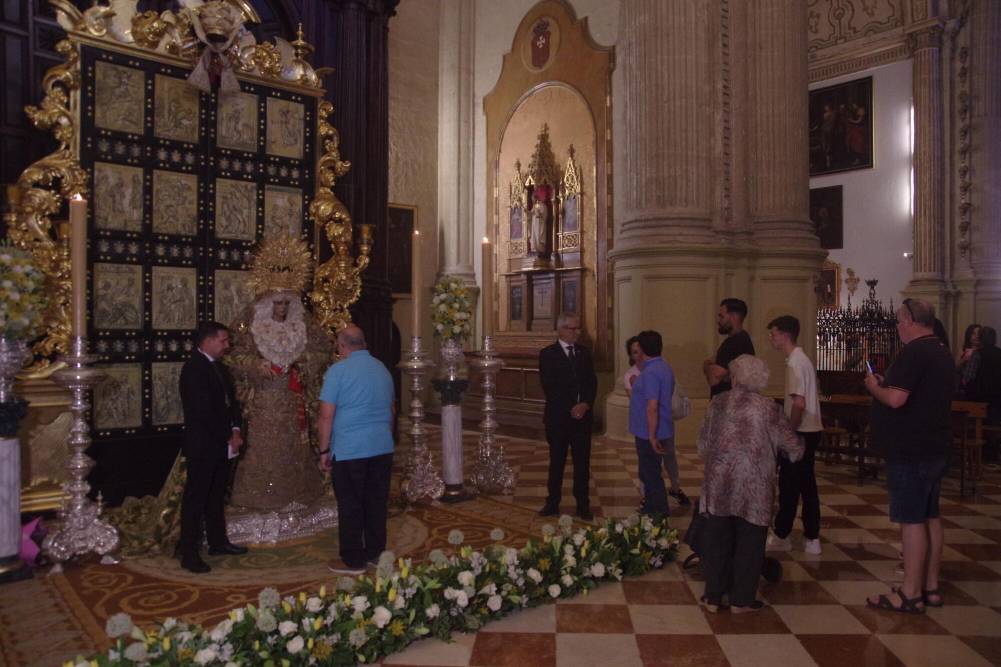 Besamanos a la Virgen de la Esperanza en la Catedral de Málaga tras participar en la procesión de Roma