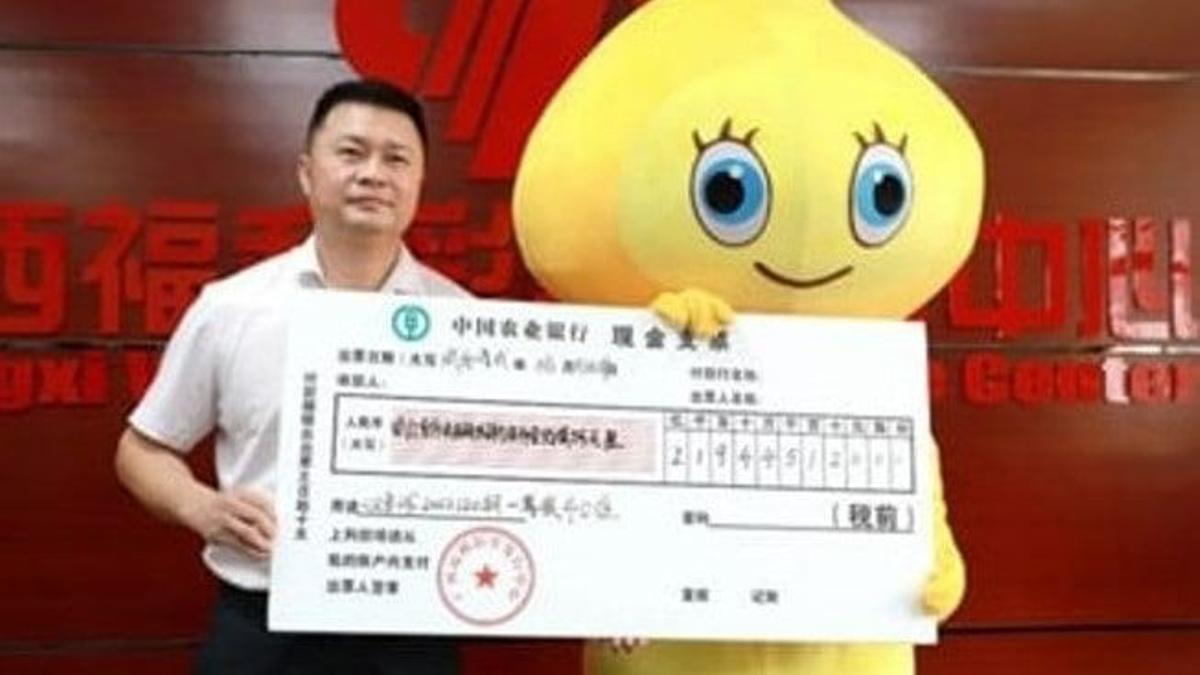 Un hombre acude disfrazado a cobrar un premio de 30 millones de euros de la lotería china para que su familia no le reconozca