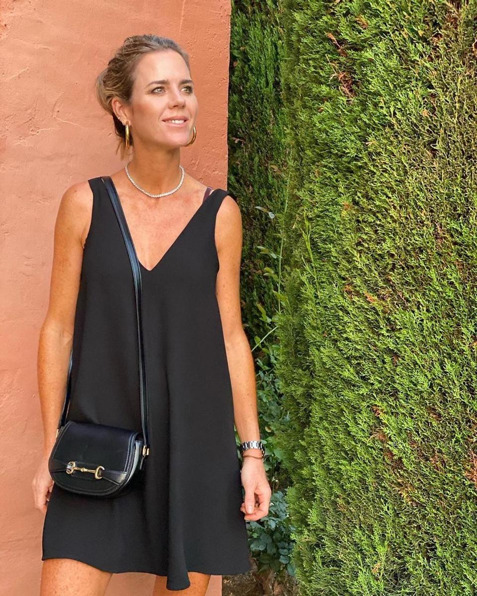 Amelia Bono con minivestido negro de Zara