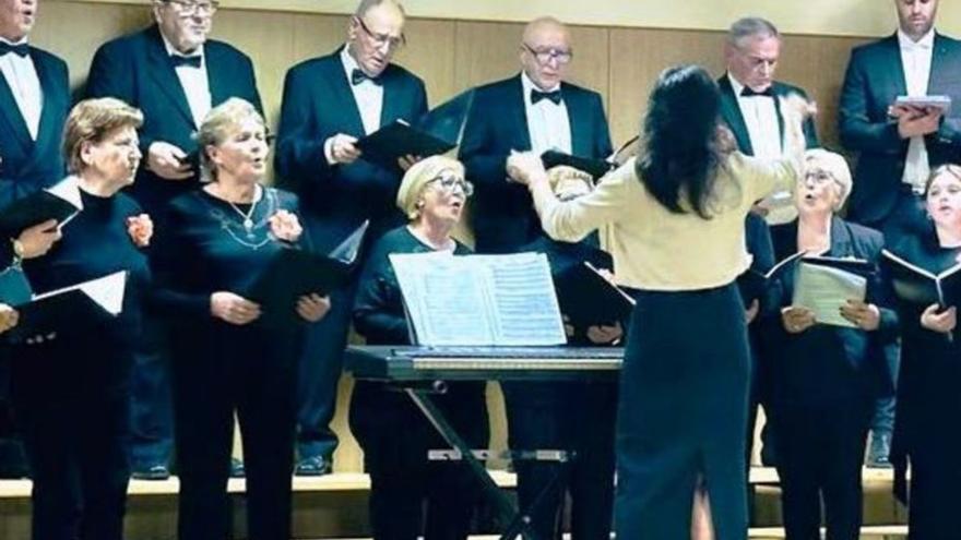 La música coral de Abrente, San Xoán y San Mamede llenó la Casa da Cultura