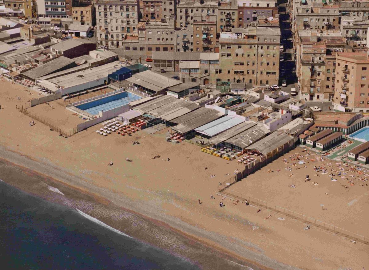 Playa de la Barceloneta, con parte de los baños Orientales y de Sant Miquel