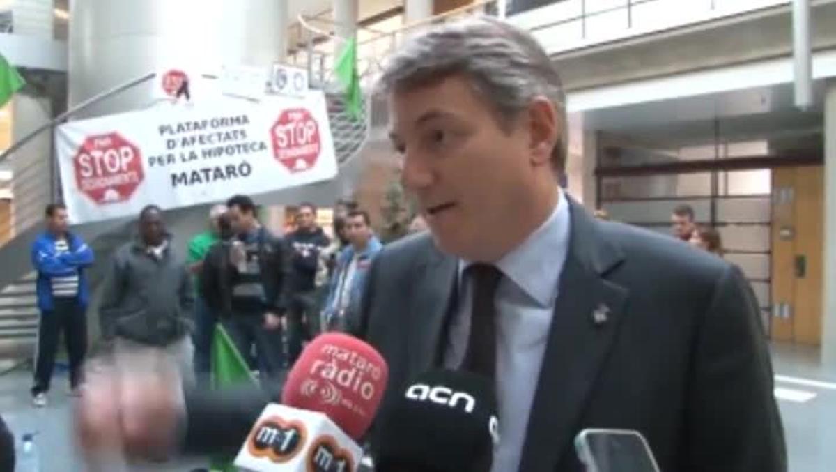 L’alcalde de Mataró, Joan Mora, dóna explicacions sobre la investigació que el consistori està portant a terme en relació amb una possible adjudicació irregular de pisos de protecció oficial de l’empresa municipal d’urbanisme.