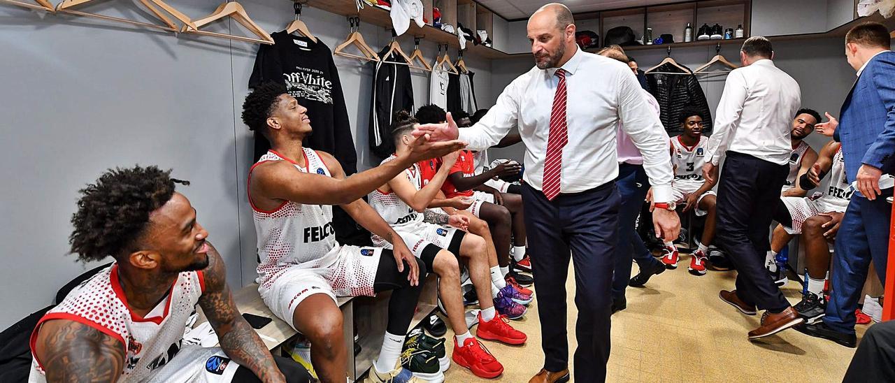 El entrenador del AS Mónaco, el montenegrino Zvezdan Mitrovic, felicita a su equipo en el vestuario del Estadio Louis II, la clasificación para la semifinal de la Eurocup . | | M. VITALI