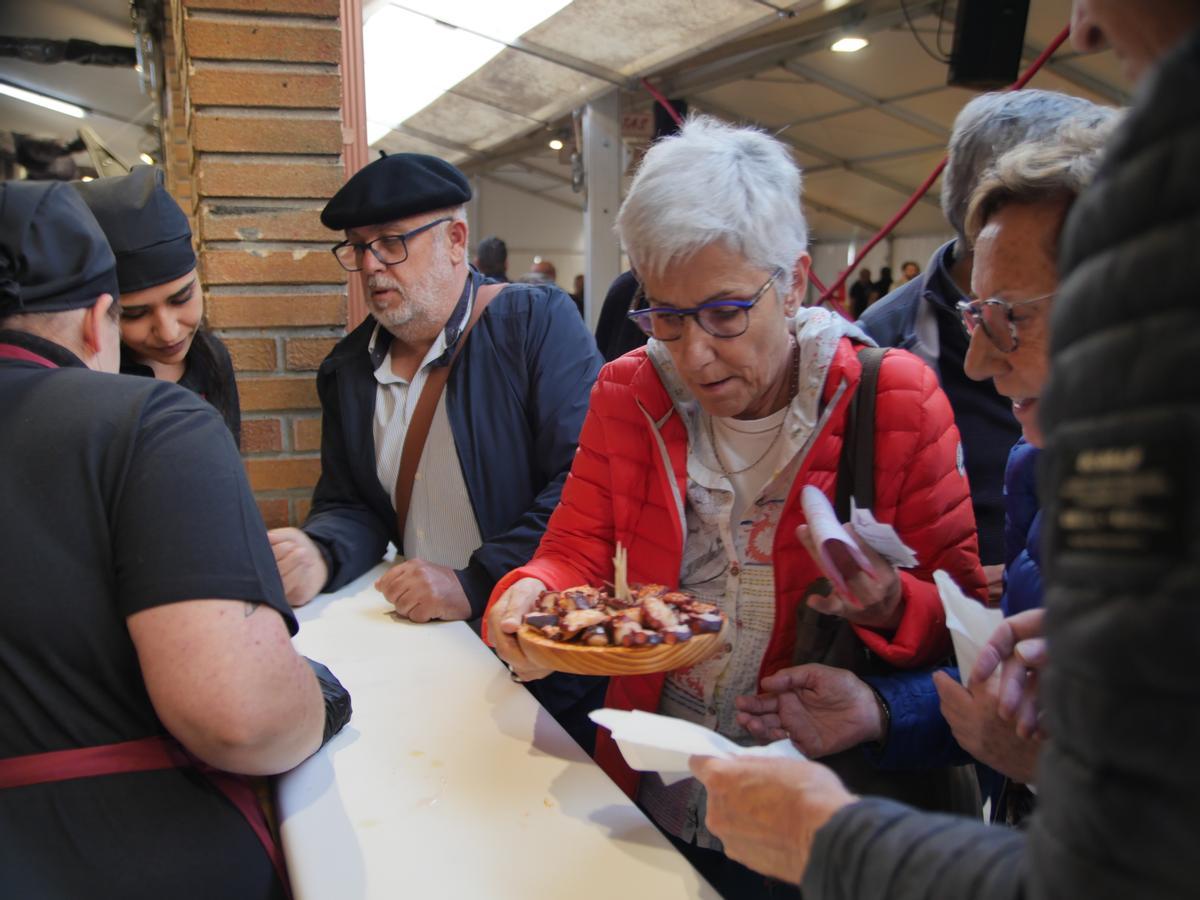 El reparto de raciones de pulpo.