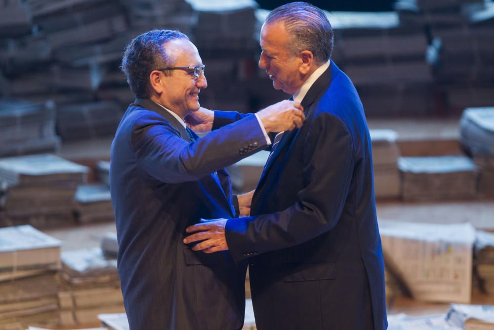 El presidente de Pamesa, Fernando Roig, recibió el Premio de Economía de las manos de Javier Moll, presidente de EPI.