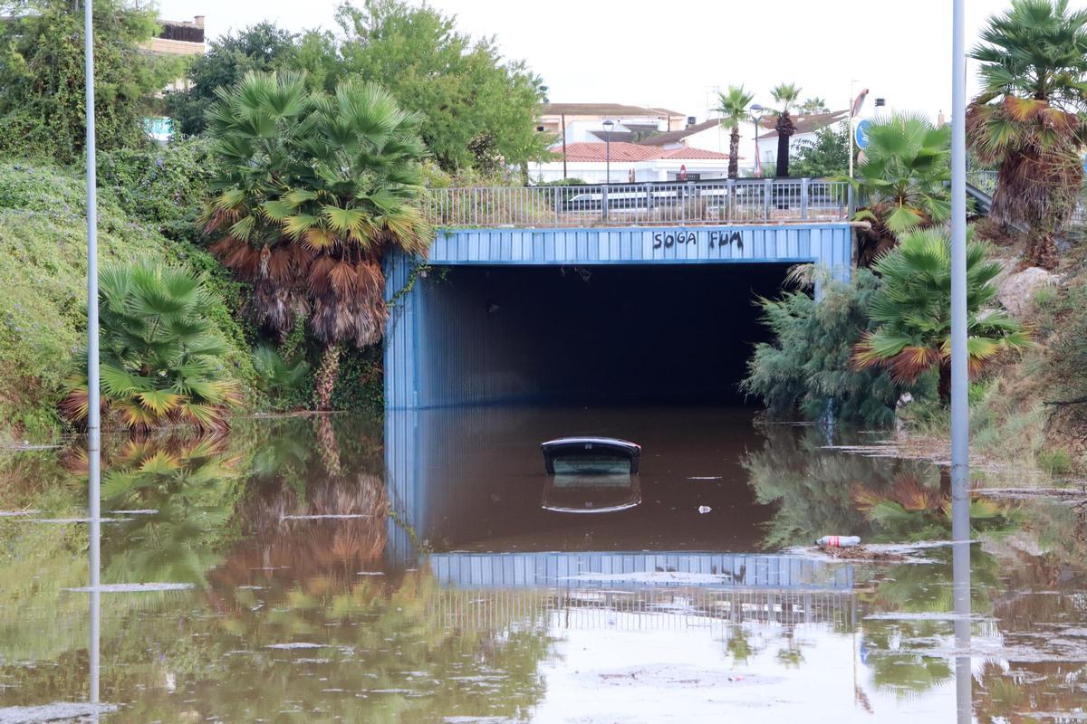 Un coche cubierto de agua en un paso subterráneo cerca del camping Sirena Dorada de Creixell