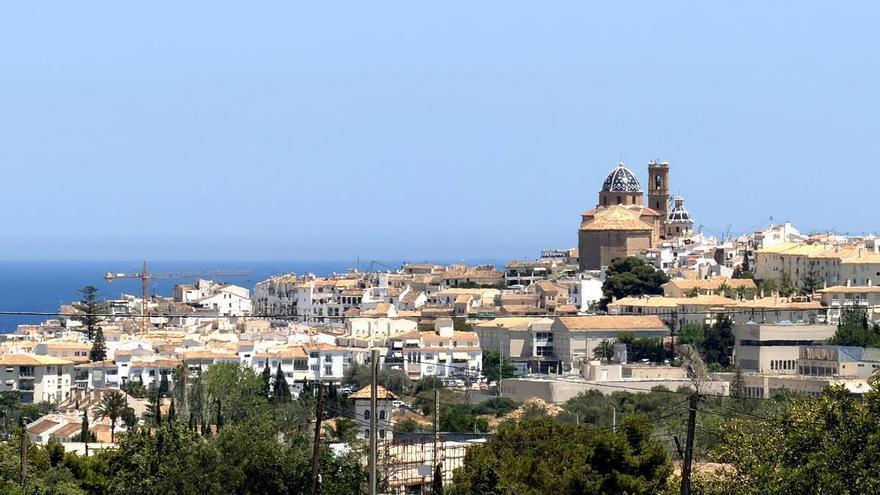 Altea aprueba el blindaje urbanístico contra la expansión de las viviendas turísticas y reduce un 23% su oferta en año y medio