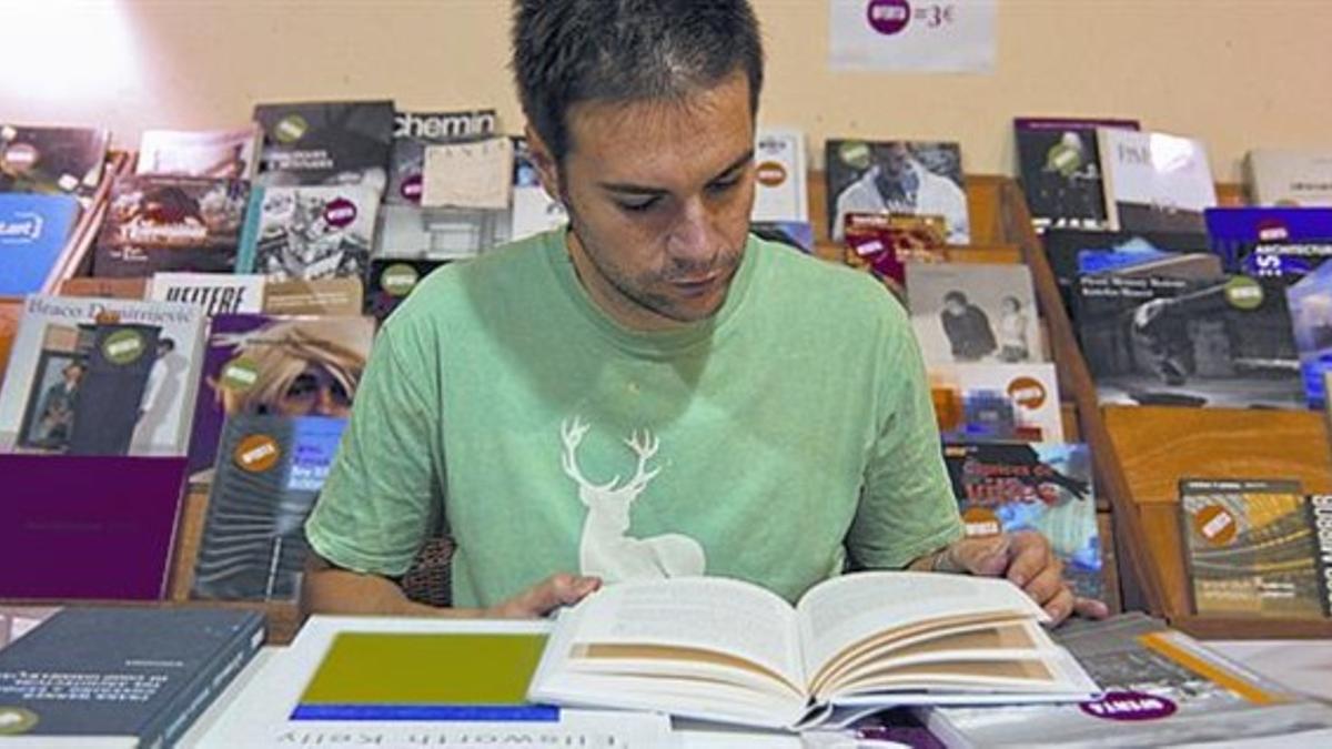 Librería La Central «Hojeo el arte contemporáneo»EN LOS BAJOS DE LA CALLE DE ELISABETS, 6, ÁLVARO CARMONA DESCUBRIÓ UN ESPACIO TRANQUILO PARA LEER Y COMPRAR LIBROS CON DESCUENTOS.