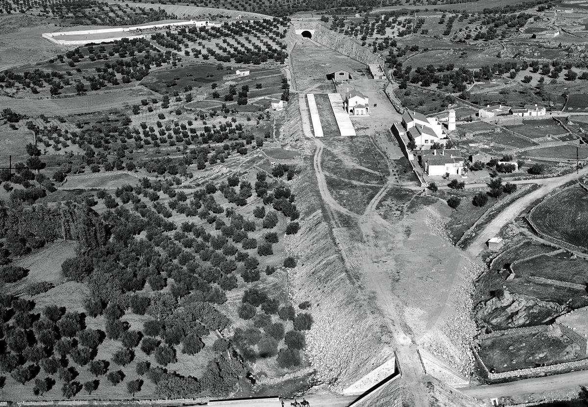 El trazado en Aldeanueva de Barbarroya, municipio de Toledo,  en el punto kilométrico 17/3 (1960, foto de Paisajes Españoles).