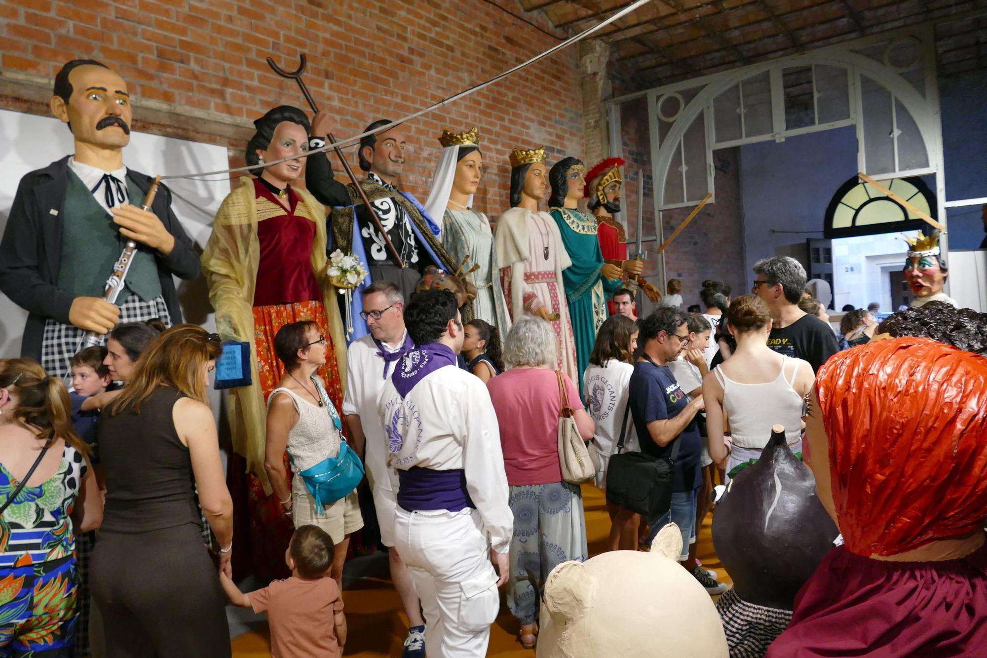 Els gegants de Figueres animen les Festes de Sant Pere amb el ball del seguici i una exposició