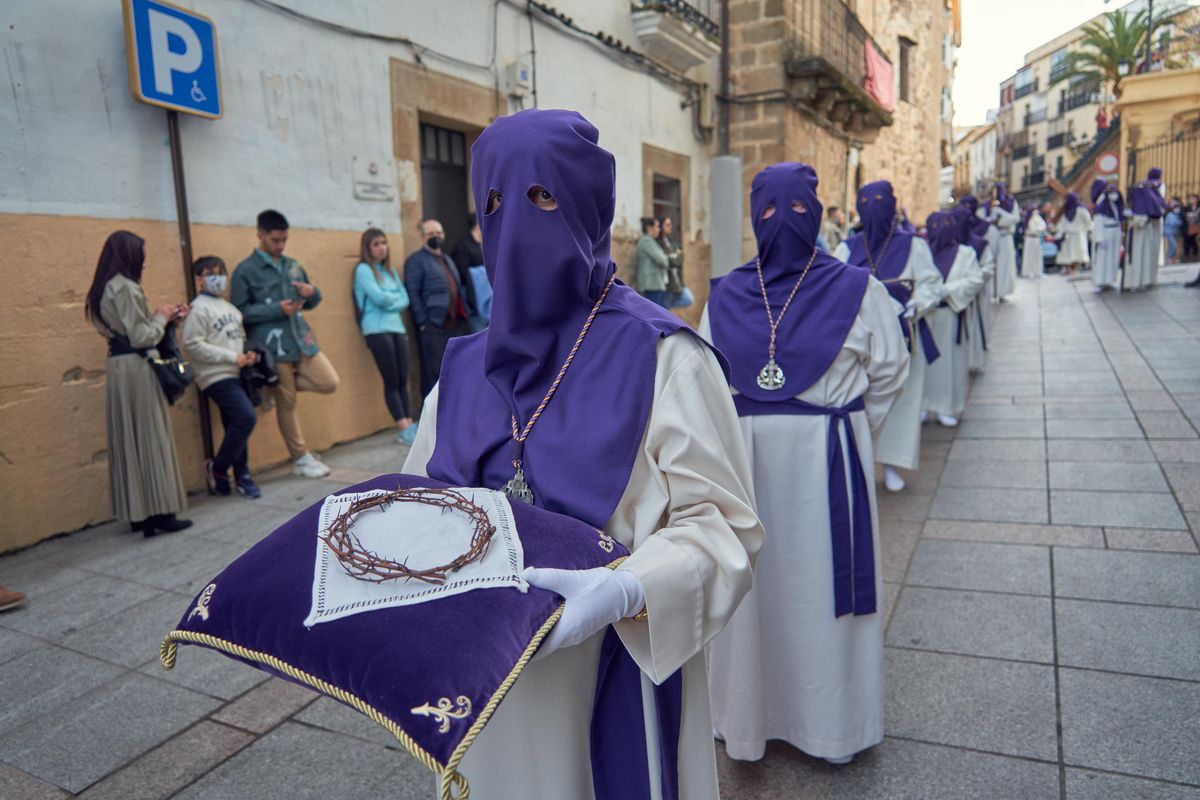 Hermanos de la cofradía del Amor, en la procesión.