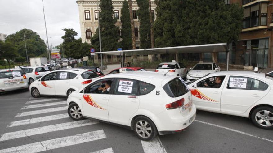 Los taxistas de la Región, en huelga indefinida por las VTC