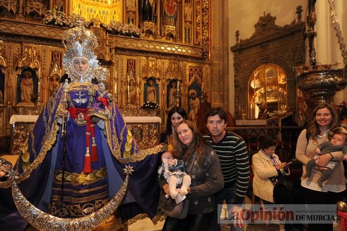 Los niños pasan por el manto de la Fuensanta