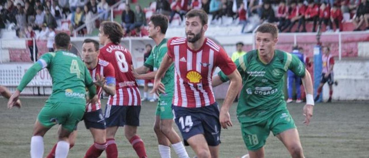 Abel trata de buscar un remate en el partido de fútbol entre el Alondras y la UD Ourense. |  // SANTOS ÁLVAREZ