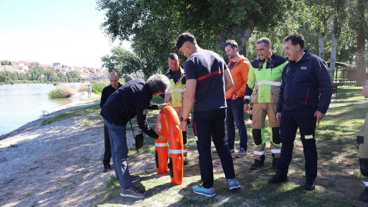 Prácticas con el nuevo dron acuático a orillsa del Duero.
