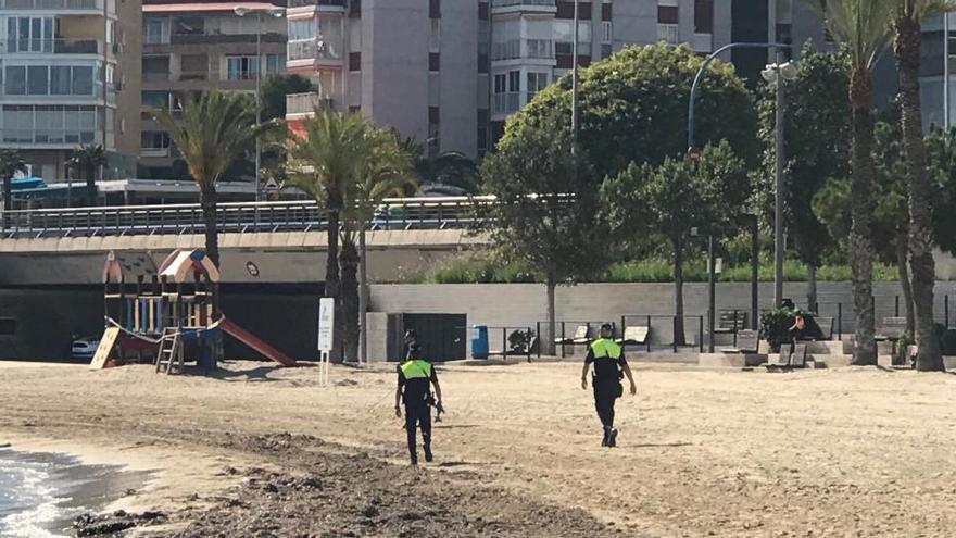 La Policía Local de patrulla en la playa de la Albufereta.