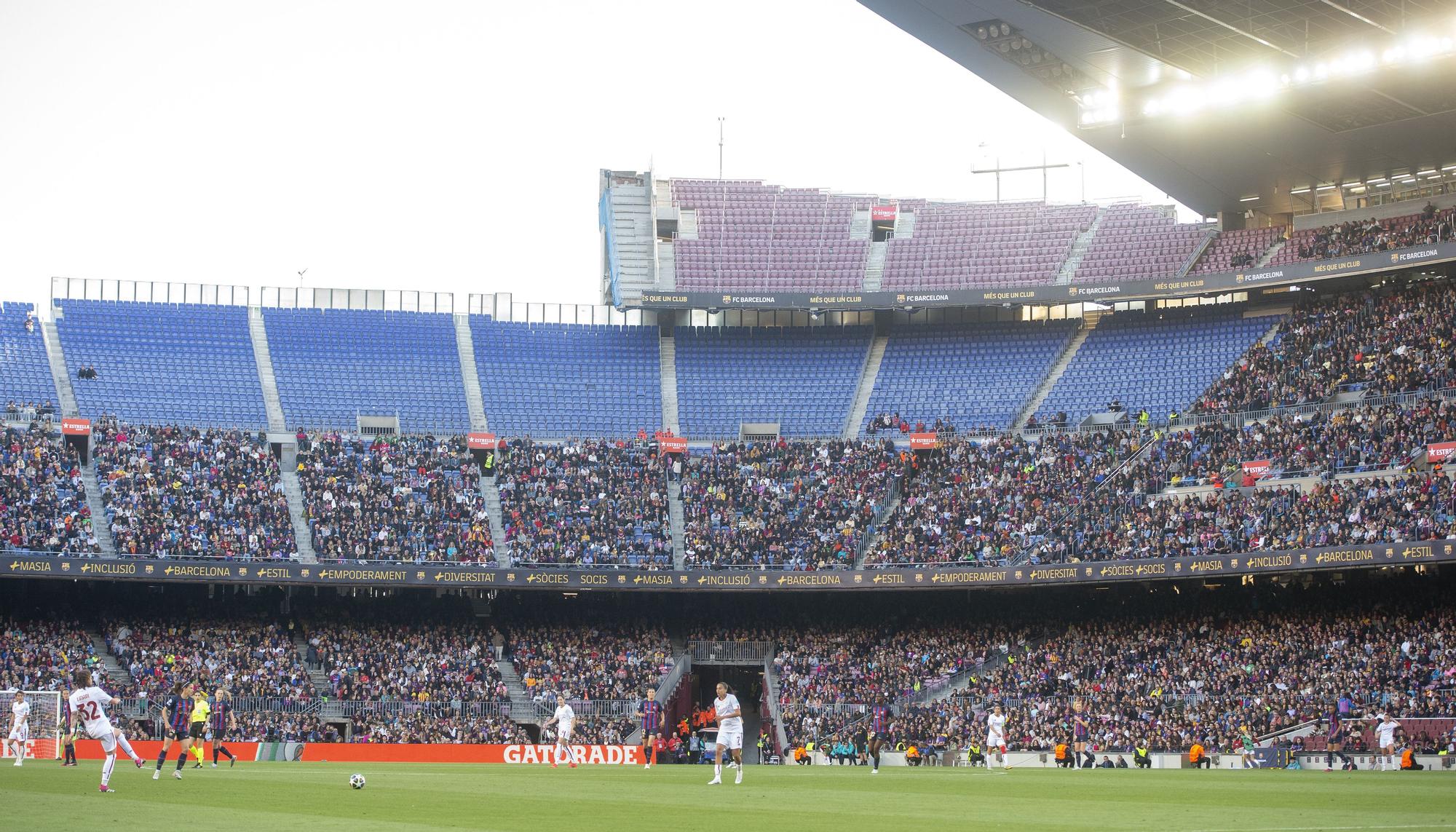 Imagen de archivo desde el césped del Camp Nou donde se ve la parte de la tercera gradería derrumbada