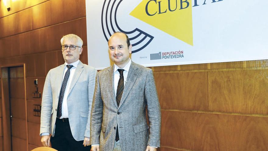 Arno Fornella y Fernando Aguado, ayer antes de la charla del segundo en Club FARO. // J. Lores