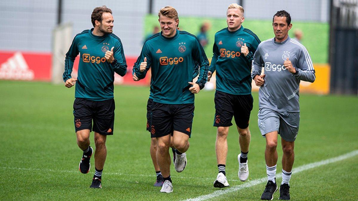 De Ligt (centro) vuelve a entrenarse con el Ajax mientras sigue a la espera de la Juventus