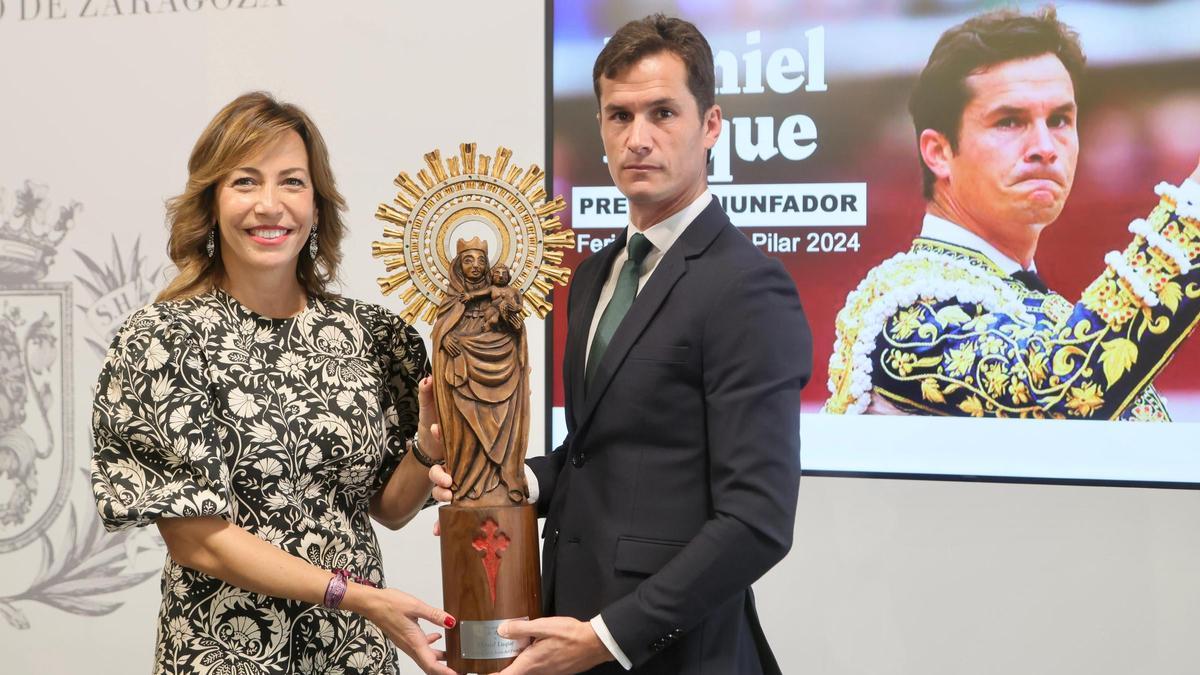 Natalia Chueca entrega el premio Triunfador de la Feria Taurina del Pilar 2024 a Daniel Luque Natalia Chueca entrega el premio Triunfador de la Feria Taurina del Pilar 2024 a Daniel Luque